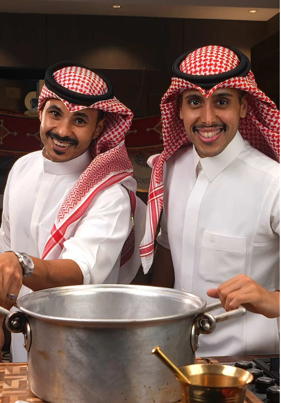 عدت على خير !!  رغفان باللحم - أكلة تراثية من منطقة تبوك، 🇸🇦🤍 معروفة ببساطتها ونكهتها اللي تجي من قلب بيوت اهل الشمال . اللحم يُطبخ في ماء لمدة ساعة ثم يضاف المريس المنقوع في ماء ورشة ملح   والعجينة من دقيق وملح وماء… تنعجن وتتفرد وتضاف للمرق حتى الاستواء   أكلة تمرّ على القلب قبل ما تمرّ على المعدة، وتخلّي المائدة عامرة بروح أهل تبوك وكرمهم. 🤍 #تبوك #وصفات #رفيحي #رغفان 