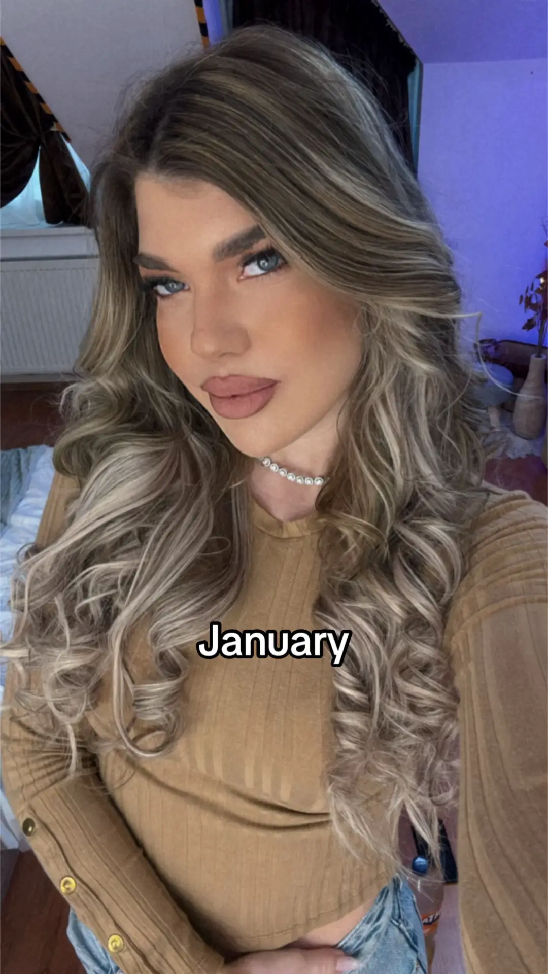 Ai avut cel puțin 2025 de provocări pentru mine. Not that funny, honestly 🙃 Deși detest clișeele, o să respir adânc și o să scriu mai cu grabă ca să se dizolve momentul mai repede și o să zic așa: Deși mi-ai luat ceva, fără să mă întrebi… mi-ai și oferit putere, curaj, chef și o forță de a muta munți cu unghiile mele lungi și ascuțite. Mi-ai deschis orizonturi și ai venit cu cele mai mărețe planuri de viitor. Știu încotro merg, iar ăsta este unul dintre cele mai prețioase lucruri cu care plec în anul următor. Mi-ai dat peste cap lumea de câteva ori, recunosc. Uneori nu e nevoie să bei un pahar de vin ca să fii amețit, dar sunt sigură că toate lucrurile care ni se întâmplă și pe care nu le înțelegem fac parte din drumul nostru și ne conduc către destinație. Mai apoi, totul devine limpede, se pun piesele de puzzle cap la cap și înțelegi de ce ai trecut prin anumite încercări. Vreau să închei această pagină de jurnal cu un alt lucru pe care l-am învățat în astea „doișpe” luni. Un sfat de soră mai mare… sau mai mică. Depinde dacă îl vezi înțelept sau idealist. Am fost literalmente agasată anul acesta de următoarea lecție și anume: Rămâi așa cum ești, cu personalitatea ta, cu dorințele tale, cu credințele tale și nu asculta vreodată…subliniez, „VREODATĂ” pe cineva care îți spune să te schimbi sau că nu ești suficient. Trebuie doar să-ți găsești oamenii din tribul tău, care să vorbească pe limba ta și să nu fie nevoie să-ți traduci sufletul. Astea sunt doar 2-3 idei din cele 2025 cu care rămân. Ne vedem în episodul următor! Mulțumesc! 🙏 #2025 #foryou #foryoupagе #goviralgo 