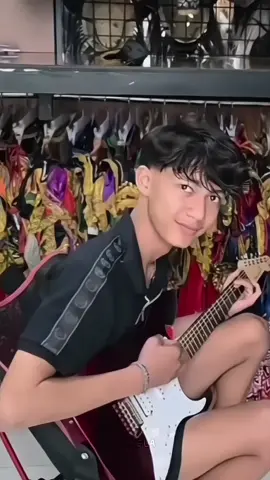 pesona mas mas pemain gitar 😩🫰@فيصل #isal #affanfaisal #gwsmfamily #kusumawara #fyp 