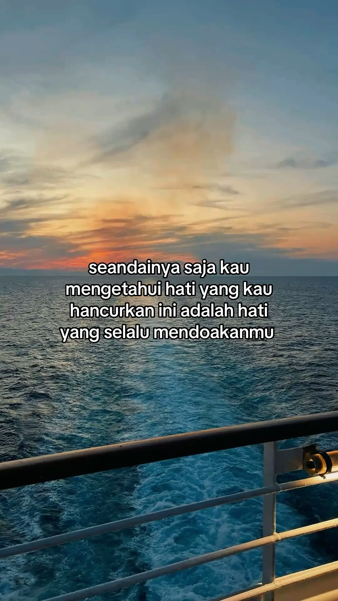 📝 Bahan-bahan: • 1 bungkus agar-agar bubuk putih (plain) atau rasa mangga • 1 sachet jeli bubuk (misalnya Nutrijell) plain atau rasa mangga • 100-150 gram gula pasir (sesuaikan dengan tingkat kemanisan mangga dan selera Anda) • 400 gram daging buah mangga matang (pilih jenis yang manis, seperti Harum Manis) • 500 ml susu cair full cream • 500 ml air • Garam sejumput kecil (opsional, untuk menyeimbangkan rasa) • Potongan mangga segar untuk topping (opsional) Langkah-langkah Cara Membuat: 1. Haluskan Mangga: • Blender daging buah mangga (sekitar 300-350 gram) dengan sebagian susu cair (sekitar 100 ml) hingga benar-benar halus menjadi puree. Sisihkan. 2. Campur Bahan Kering: • Dalam panci, campurkan agar-agar bubuk, jeli bubuk, dan gula pasir hingga merata. Ini penting agar tidak menggumpal saat dimasak. 3. Masak Adonan Puding: • Tuang sisa susu cair (400 ml) dan air ke dalam campuran bahan kering. Tambahkan garam. • Aduk rata, lalu masak di atas api sedang sambil terus diaduk perlahan hingga mendidih. 4. Gabungkan dengan Mangga: • Setelah adonan mendidih, kecilkan api. • Masukkan puree mangga yang sudah diblender ke dalam panci. Aduk rata. • Masak kembali sebentar hingga mendidih lagi. Matikan api. 5. Pencetakan dan Pendinginan: • Biarkan uap panasnya hilang sebentar (sekitar 3-5 menit). Sambil menunggu, Anda bisa mengolesi cetakan puding dengan sedikit air agar mudah dikeluarkan nanti. • Tuang adonan puding ke dalam cetakan atau cup saji. • Biarkan puding dingin pada suhu ruang hingga permukaannya agak mengeras. • Setelah itu, masukkan ke dalam lemari es dan dinginkan hingga benar-benar set (sekitar 2-3 jam). 6. Sajikan: • Keluarkan puding dari cetakan (jika menggunakan cetakan besar). • Hias dengan potongan mangga segar di atasnya. • Puding mangga yang lembut dan segar siap dinikmati! 💡 Tips Tambahan: • Pemilihan Mangga: Gunakan mangga yang benar-benar matang sempurna agar rasanya manis dan aromanya kuat. • Tekstur Lebih Halus (Silky): Jika ingin hasil yang sangat lembut dan tanpa serat, setelah mangga diblender, Anda bisa menyaringnya sebelum dimasukkan ke dalam adonan puding. • Saus Mangga: Untuk rasa mangga yang lebih kuat, Anda bisa membuat saus mangga terpisah dari sisa mangga yang dihaluskan (tambahkan sedikit air/susu dan gula, lalu masak sebentar). #fyp #foryou #foryoupage 