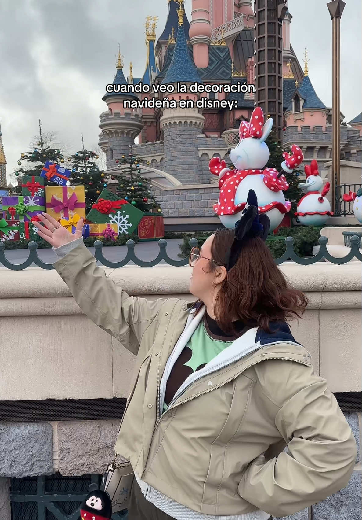 la mejor epoca sin duda 🙂‍↕️✨🐭  @Disneyland Paris ✨ @yansu #disneychristmas #disneyparks #disneyadult #christmasatdisney