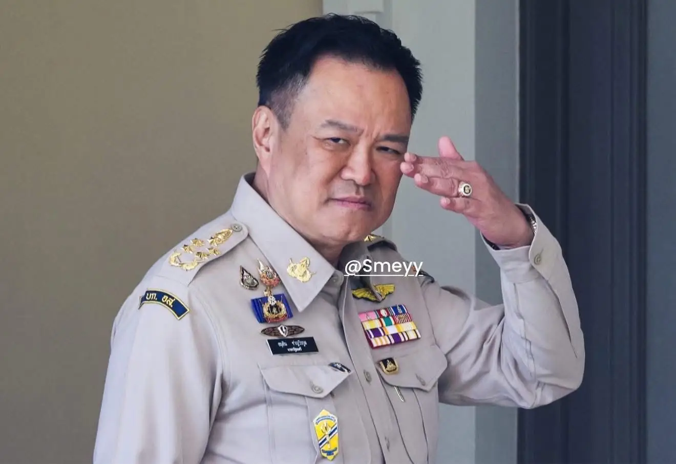 🚨*ព័ត៌មានក្តៅៗ : នាយករដ្ឋមន្ត្រីថៃ លោក Anutin Charnvirakul បានបញ្ជាក់អំពីរឿងឧបទ្ទវហេតុផ្ទុះអា.វុធ នៅព្រំដែនកម្ពុជា-ថៃ ពីទីក្រុងបាងកក វេលារសៀល ថ្ងៃអាទិត្យ ទី៧ ខែធ្នូ ឆ្នាំ២០២៥នេះថា៖ «លោកកំពុងតាមដានសភាពការណ៍តាមបណ្តោយព្រំដែនរវាងកម្ពុជា-ថៃ 🇰🇭🇹🇭 យ៉ាងដិតដល់ និងយកចិត្តទុកដាក់ជាទីបំផុត»។ *លោកបន្ថែមថា៖ «លោកបានណែនាំឱ្យក្រសួងការពារជាតិថៃ និងកងកម្លាំងប្រដាប់អា.វុធថៃ 🇹🇭 គ្រប់ប្រភេទ ត្រូវតែចាត់វិធានការចាំបាច់ ក្នុងករណីចាំបាច់ ខណៈនេះ លោកក៏បានបញ្ជាទៅអភិបាលខេត្តរបស់ថៃ ដើម្បីជម្លៀសប្រជាជនថៃ ចេញទៅកាន់តំបន់មានសុវត្ថិភាពផងដែរ»។ *លោកសង្កត់ធ្ងន់ថា៖ «លោកបានស្នើឱ្យប្រជាជនថៃ ចំនួន ៤ខេត្តរួមមាន៖ ខេត្ត Buriram ខេត្ត Surin ខេត្ត Sisaket និងខេត្ត Ubon Ratchathani ជម្លៀសខ្លួនចេញជាបន្ទាន់ ដោយសារតែស្ថានភាពព្រំដែនបច្ចុប្បន្ន ឋិតក្នុងភាពមិនច្បាស់លាស់ ហើយជម្លោះទំនងជានឹងឡើងកម្តៅខ្លាំង»៕ (Smeyy) *ប្រភព : Thai News Agency (https://www.facebook.com/share/p/17XC8Mg1mK/?mibextid=wwXIfr)