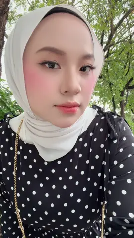 outfit i ada kat bag kuning tau! #skirtmurah #blousewanita #blousemurah #skirtsatin 