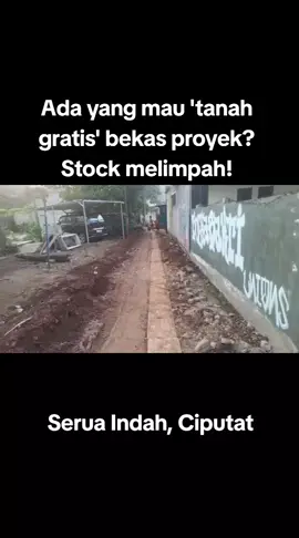 Proyek pembangunan infrastruktur yang seharusnya membawa manfaat, justru kini menjadi sumber masalah baru bagi warga di lingkungan Sukabakti 1 RT04 RW05 Serua Indah Ciputat Tumpukan tanah bekas galian drainase dibiarkan menggunung 2-3 harian ini di pinggir jalan, mengganggu aktivitas dan membahayakan keselamatan warga. #keluhanwarga  #viral #fyp #pemerintah #infrastruktur