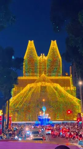 Đến mùa Sài Gòn có không khí lạnh và ngắm Nhà thờ Đức Bà lên đèn rùiiii 🎄❄️#saigon #nhathoducba #christmas #noel #xebus2tangsaigon 