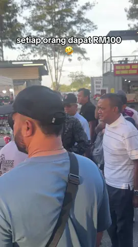 siapa dia ne. kaya semacam. habis satu pantai klebang dia bagi duit RM100 😂 #kaya #fyp #bilionaire #viral #abgkancil 