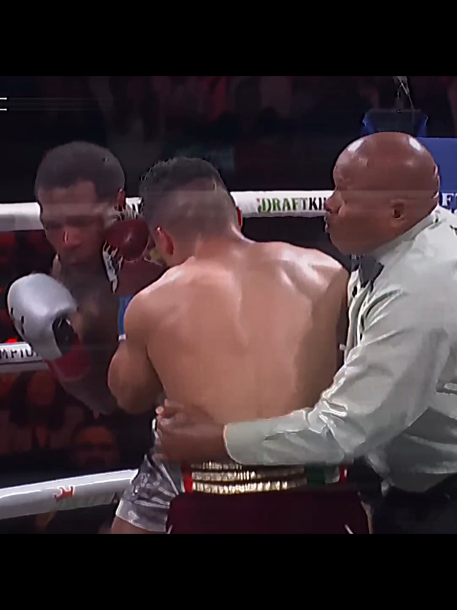 Roach couldn't handle Mexican power😮‍💨🇲🇽🥊 #pitbullcruz #lamontroach #cruzvsroach #boxing #edit 