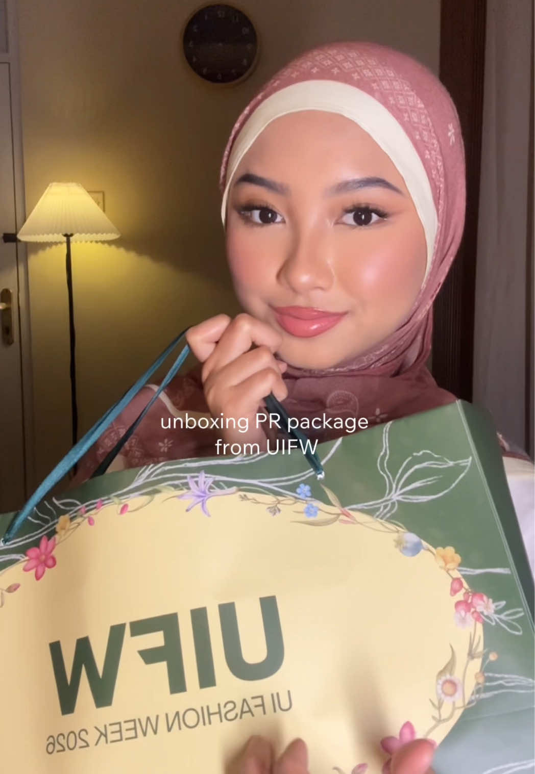 memanjakan mata sambil nonton trunk show uifw yang seger seger kayak buah😋🍓🍏🫐 thank you so much @UI FASHION WEEK @Jakarta Fashion Hub @Merona Classic @BARTIER OFFICIAL @Wearology @Deorex @Kunci Kreative @Cow Style Indonesia @Garnier Indonesia @Segi Jewelry @Jacquelle_ID  