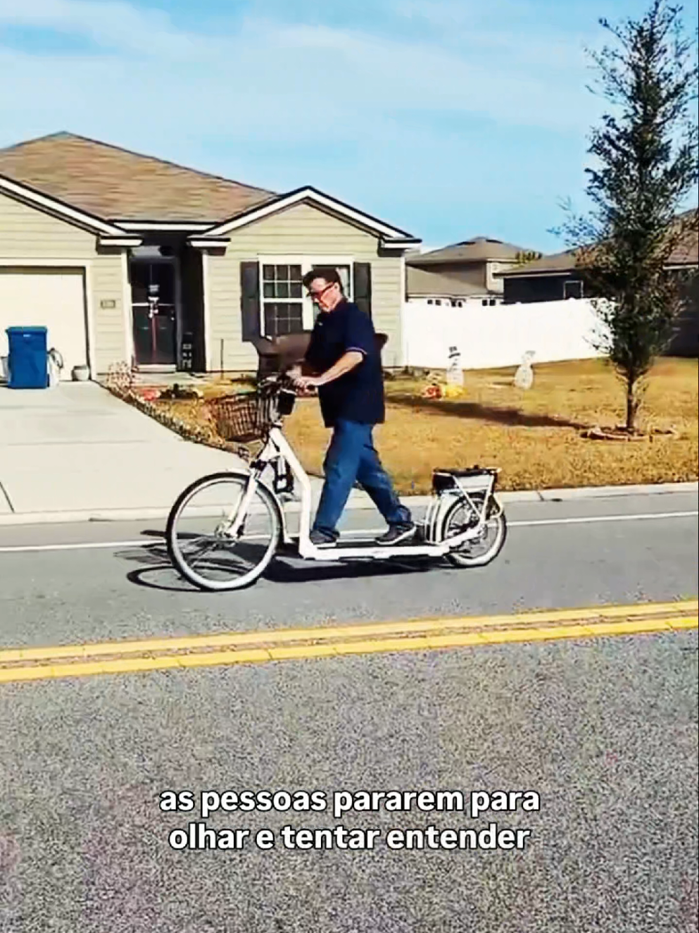 É bicicleta? É esteira? É uma máquina futurista? A gente não sabe, só sabemos que é genial! ✨ 👇 Comenta aqui: Você teria coragem de andar em uma dessas? Marca um amigo que PRECISA ver essa invenção! #Inovação #Curiosidades #TransporteUrbano #Fitness