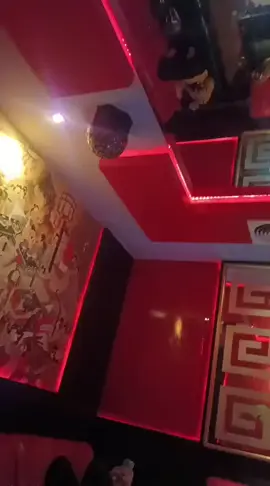 punya temen spek biduan mah klo galau lari y ke karoke