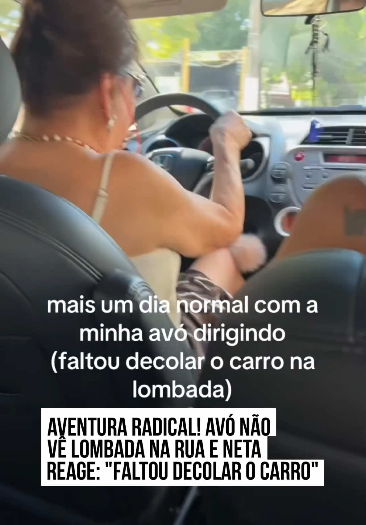 😂 A moradora de #SãoPaulo Gabriela Schumacker levou um baita susto ao andar de #carro com a #avó. Ela, que filmava a matriarca ao volante, registrou o exato momento em que o carro passou por uma lombada traiçoeira. Todos no veículo se assustaram, incluindo a motorista. Diante do solavanco inesperado, Gabriela gritou: 