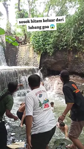 Muncul nya sosok hitam didalam goa 😱 #fypシ゚  #viral  #fouryoupage  #viraltiktok  #viralvideo 