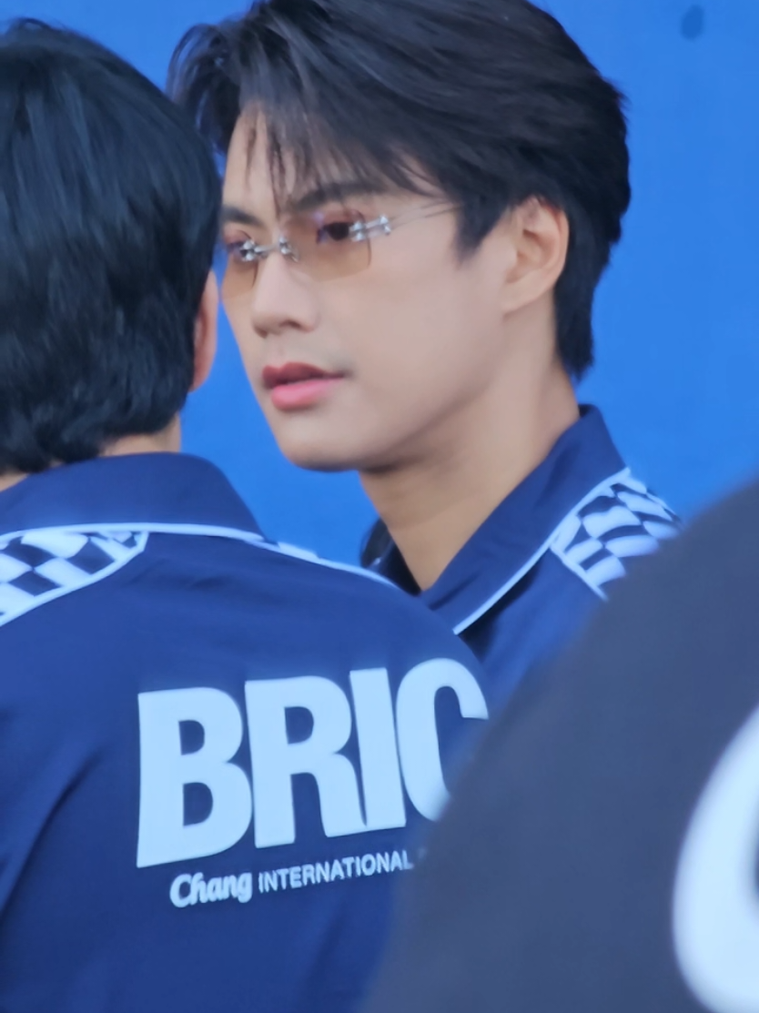 วันนี้หล่อเป็นแก้วเป็นแสง✨️ หล่อบ้าหล่อบอ หล่อจนงง ยิ่งเห็นด้วยตาเนื้อนะ🫠🫠 @ohmpawat #ohmpawat #โอมภวัต