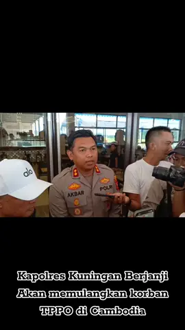 Kapolres Kuningan, AKBP Muhammad Ali Akbar, M.Si, menyampaikan bahwa pihaknya telah menerima laporan dari keluarga korban. Polres akan memfasilitasi pelaporan ke Bareskrim Polri karena locusnya berada di luar wilayah hukum Polres Kuningan. Koordinasi juga telah dilakukan dengan Direktorat Tindak Pidana Tertentu Bareskrim dan Satgas TPPO. Saat diwawancarai Minggu 7 Desember 2025. Kasus ini mencuat setelah video berdurasi 2 menit 19 detik viral di media sosial, memperlihatkan DS bersama istrinya dan beberapa rekannya memohon untuk dipulangkan. Suasana ruangan gelap, ekspresi ketakutan, serta seruan berulang “Kami ingin pulang, Pak. Mohon bantuannya,” menarik perhatian luas masyarakat. Informasi sementara menunjukkan DS berangkat ke Kamboja setelah menerima tawaran sebagai admin judi online. Namun sesampainya di sana, kondisi kerja tidak sesuai dengan janji. DS mengalami eksploitasi, tekanan, hingga kekerasan fisik berupa pemukulan menggunakan batang besi ketika mencoba melarikan diri. Ds mengalami luka di kepala dan kaki, sementara NAS turut mengalami tekanan psikologis. Kapolres berharap, setelah berkoordinasi dengan Direktur Tindak Pidana Bareskrim polri, Satgas TPPO, serta Andi Gani Nena Wea, Penasehat Kapolri. DS bisa dipulangkan ke Kuningan. Imbuhanya.#kuningan #jawabarat #TPPO #bareskrimpolri #polreskuningan 