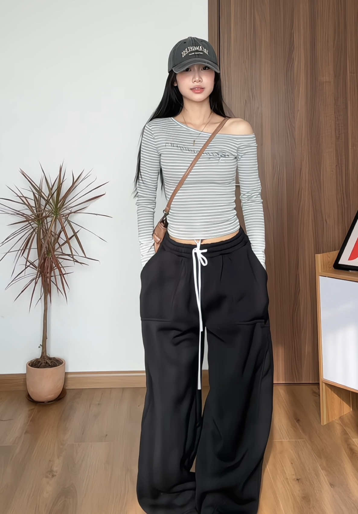 Chán áo kẻ form rộng rồi thì thử ngay áo ôm trễ vai lìn #aimesaigon #aothun #aotrevai #oufit #42kgmacgi 