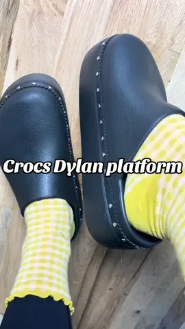 Crocs Dylan Platform clogs = comfort + style 👟✨ They look like luxe leather but feel like classic Crocs… lightweight, cushy, and perfect for every day. Dress them up or down — these are the only shoes I want this fall 🍂 #tiktokshopfinds #crocs #dylanplatformclogs #platformclogs #cuteshoes @Crocs 