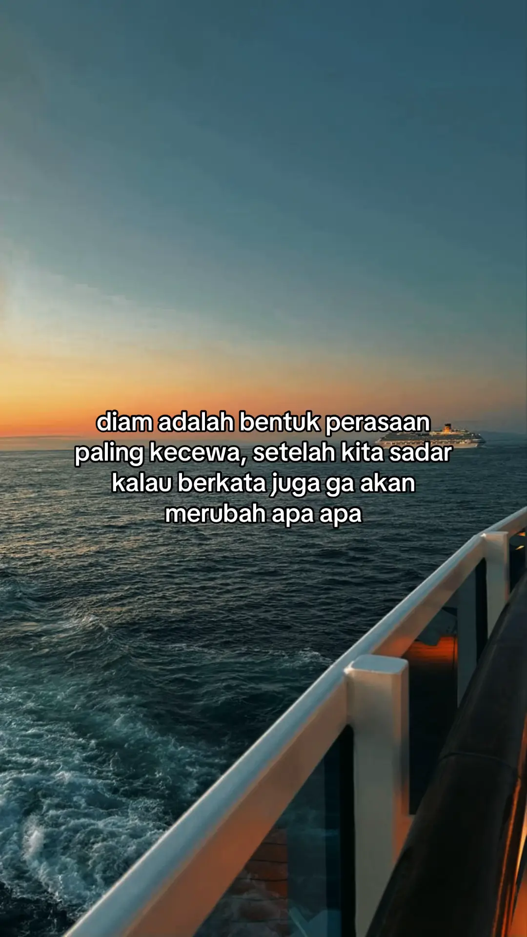 🍫 Bahan-bahan: • Cokelat Hitam (Dark Chocolate Compound/DCC): 150 gram, cincang. • Mentega/Butter: 100 gram. • Telur: 2 butir. • Kuning Telur (opsional, untuk tekstur lebih lembut): 1 butir. • Gula Halus/Gula Pasir: 40 - 60 gram (sesuaikan selera). • Tepung Terigu Serbaguna: 3 sendok makan (sekitar 30-40 gram). • Bubuk Kakao (Cokelat Bubuk): 1 sendok makan. • Garam: Secubit (seujung sendok teh). • Bahan Olesan Cetakan: Mentega dan Bubuk Kakao. 👩‍🍳 Langkah-Langkah Pembuatan: I. Persiapan Adonan 1. Lelehkan Cokelat dan Mentega: • Masukkan cokelat cincang dan mentega ke dalam mangkuk tahan panas. • Lelehkan dengan cara ditim (ditaruh di atas panci berisi air mendidih) atau menggunakan microwave sebentar hingga meleleh dan tercampur rata. Pastikan adonan cokelat tidak terlalu panas saat dicampur ke adonan telur. 2. Kocok Telur dan Gula: • Dalam mangkuk terpisah, kocok telur (dan kuning telur jika menggunakan) bersama gula hingga pucat dan gula larut (bisa menggunakan whisk tangan atau mixer kecepatan rendah sebentar). 3. Campurkan Bahan Kering: • Masukkan tepung terigu, bubuk kakao, dan garam ke dalam adonan telur. Aduk perlahan hingga rata dan tidak ada gumpalan (jangan overmix). 4. Gabungkan Adonan: • Tuang campuran cokelat cair yang sudah agak dingin ke dalam adonan telur dan tepung. • Aduk perlahan menggunakan spatula atau whisk hingga tercampur rata dan adonan menjadi sedikit kental. II. Mempersiapkan dan Memasak 1. Siapkan Cetakan: • Olesi cetakan (ramekin atau loyang muffin) dengan mentega, lalu taburi dengan bubuk kakao hingga merata. Ini penting agar kue mudah dikeluarkan dan tidak lengket. 2. Tuang Adonan: • Tuang adonan ke dalam cetakan, cukup setengah hingga dua per tiga dari ketinggian cetakan. 3. Pilih Metode Memasak: • A. Metode Oven (Panggang): • Panaskan oven hingga suhu \bm{218^{\circ}\text{C}} (\bm{425^{\circ}\text{F}}). • Panggang selama 10 - 14 menit. Kuncinya adalah bagian luar kue sudah matang dan set, tetapi bagian tengahnya masih lumer. Waktu bisa bervariasi tergantung oven Anda. • Tips: Jika ingin lelehan cokelat yang lebih kuat, Anda bisa menempatkan 1-2 potong cokelat batangan lagi di tengah adonan sebelum dipanggang. • B. Metode Kukus (Tanpa Oven): • Panaskan kukusan/dandang dengan air hingga mendidih. Bungkus tutup kukusan dengan kain bersih agar uap air tidak menetes. • Masukkan cetakan adonan ke dalam kukusan. • Kukus selama 7 - 10 menit dengan api sedang cenderung besar. • Tips: Waktu pengukusan yang singkat sangat penting untuk mendapatkan lelehan di tengah. 4. Penyelesaian: • Angkat kue dari oven/kukusan. • Biarkan sebentar (sekitar 1 menit), lalu balikkan kue ke atas piring saji. • Sajikan selagi hangat, karena lelehan cokelat akan mengeras jika sudah dingin. ✨ Saran Penyajian: Sajikan Chocolate Lava Cake dengan taburan gula halus, ditemani satu sendok es krim vanilla, atau beberapa buah berry segar. #fyp #foryou #foryoupage 