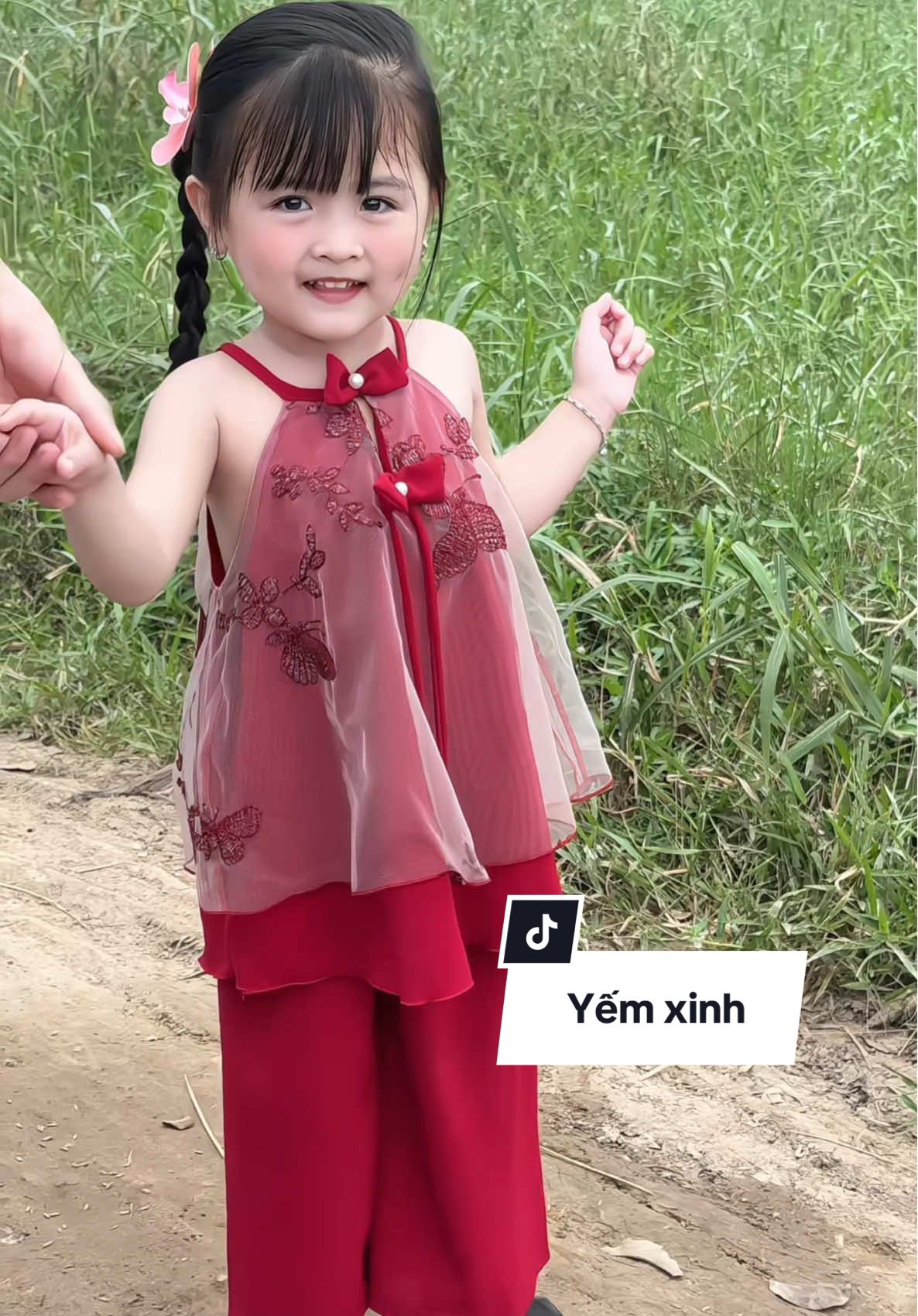 Tết này sao thể thiếu em set yếm này được… mua mặc đôi 2 mẹ con luôn nè #embun #dobegaidep #thoitrangchobe #setdoxinh #setyemchobe 