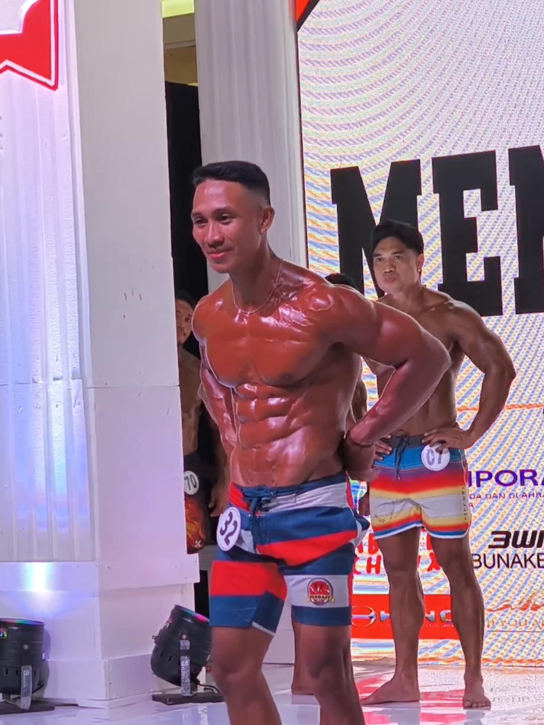 Orang lihat saya cuma satpam. Yang mereka nggak lihat: disiplin yang saya bangun di tengah hidup yang chaos, selama 15 tahun non stop. Latihan habis shift malam. Latihan di gym murah. Makanan yang murah, ga pakai whey. Badan saya bukan hasil uang. Bukan hasil kerja keras. Kalau kamu lagi merasa hidupmu berat, waktumu sempit, duit pas-pasan… ingat satu hal: 🔥 Disiplin lebih mahal dari fasilitas. 🔥 Konsisten lebih kuat dari alasan. Saya cuma satpam. Tapi kalau saya bisa bikin badan seperti atlet tanpa privilege, kamu juga bisa. Follow kalau kamu mau belajar: • latihan natural tanpa suplemen • pola makan murah yang works • mindset biar tetap konsisten • cara latihan di rumah buat yang sibuk Ini baru awal. 🚀 #SatpamBadanAtlet #FitnessMurah #NaturalLifter #MotivasiFitnessIndonesia #LatihanDiRumah #PerjuanganYangTakTerlihat