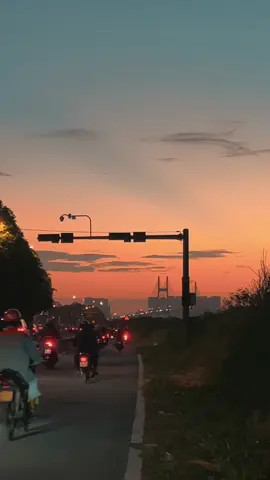 Dòng người thật hối hả … #thichupdao #sunset #tâmtrạng #city #xuhuongtiktok 