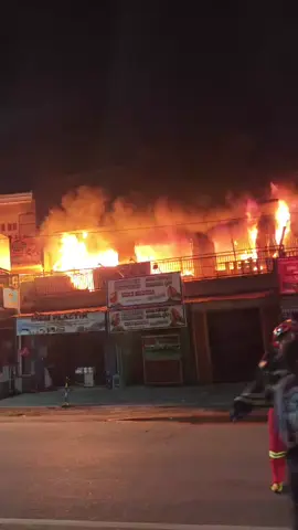 Minggu, 7 Desember 2025 pukul 19:00 wita  -- Kawasan jl. Sirad Salman Samarinda Ulu Kota Samarinda  #kebakaranrumah #samarinda #pengikut #kaltim #fyp 