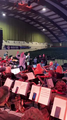 In fiecare an am norocul sa am parte de invitati care ma fac si mai tare sa iubesc oamenii❤️ Un om extraordinar si talentat… Marius Manole! #Andra #Reverie #Colinde  