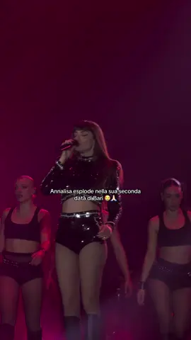 @ANNALISA poverina, spero stia bene, ha preso troppo sul serio il suo slogan🔥🔥🔥#annalisa #annalisaesplode #bari #concerto #viral 