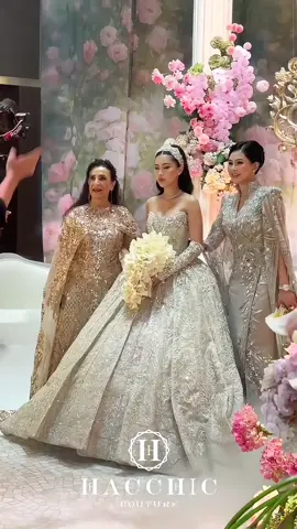 Mẹ chồng cô dâu Tiên Nguyễn xuất hiện đầy lộng lẫy trong thiết kế của Hacchic Couture #damcuoitiennguyen #jonathanhanhnguyen #hacchiccouture #CoutureDesign #weddinggown 