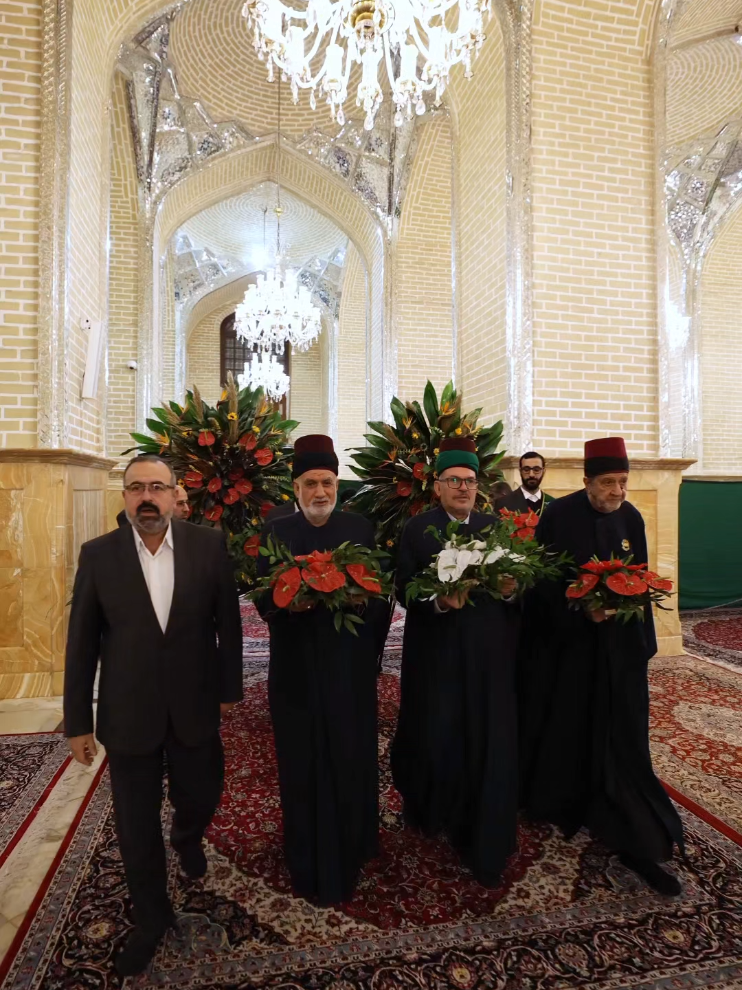 أمُـفَـلَّـجُ ثَغْــــرِكَ أَمْ جَوْهَرْ ... ورحيقُ رُضابِكَ أَمْ سُكَّــرْ قـد قالَ لِثَــغرِكَ صانِـعُـــهُ ... إنَّا أعطيـــــناكَ الكوثـــــرْ ضريح الإمامين الكاظمين عليهما السلام يتزين بالورود ابتهاجًا بذكرى ولادة السيدة فاطمة الزهراء عليها السلام  ⏳الأحد ١٥ شَهرِ جمادى الآخرة ١٤٤٧ هـ ٧\١٢\٢٠٢٥م 📡 #قناة_الجوادين 🏴 #العتبة_الكاظمية_المقدسة