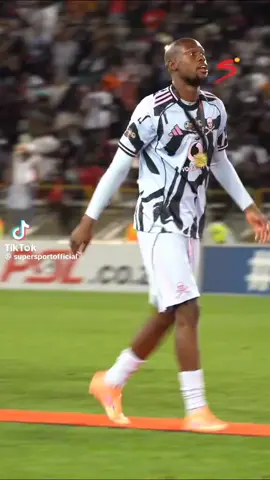 when it comes to celebrating, @evidence Makgopa never disappoints 😂😭🔥🔥🔥@Orlando Pirates Football Club  #BlackLabelFinal2025 #mzansitiktok #AaronUpdates #pleasefollowme 