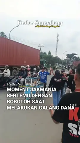 Suasana hangat hadir di kawasan pintu tol Cikande pada Minggu sore ketika rombongan @thejak_kabserang yang tengah melakukan aksi galang dana untuk korban bencana Sumatra bertemu dengan seorang pedagang yang mengenakan jersey Persib. vt : dewiarum317 via : fanaticfootball__ #beritaterkini #beritaviral #bobotoh #jakmania 
