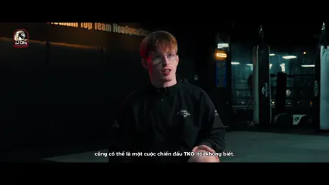 HARRY SMITH: MANG BÀI GIẢNG LÊN VÕ ĐÀI 👨‍🏫 Hai phong thái đối lập, hai ngành nghề trái ngược, ít ai biết đằng sau một võ sĩ Harry Smith lạnh lùng quyết liệt trên võ đài là một thầy giáo kiên nhẫn gieo từng con chữ đến với các bạn nhỏ. Trong trận đấu sắp tới, bài giảng Harry Smith đã chuẩn bị sẽ không còn được viết bằng phấn trắng. Khi bảng đen biến mất, bảng xếp hạng sẽ là mục tiêu hàng đầu của tay đấm Scotland. Cùng chờ đón “bài học vỡ lòng” mà thầy giáo Harry Smith dành cho Nguyễn Văn Lâm trong lần đầu tiên anh gia nhập thử thách MMA Pro. #lionchampionship2025 #LIONChampionship #lc29 #lionchampionship29 #NationalPride #mma
