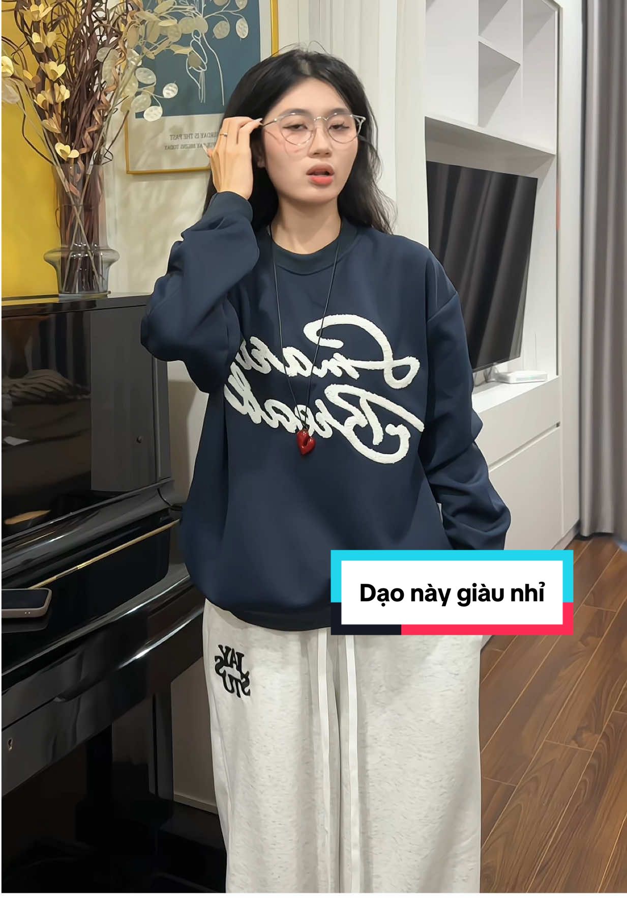 Áo sweater mặc lên là thấy ấm liền, form rộng thoải mái, mặc cả ngày vẫn dễ chịu 😌 #ngocanhchibi #ngocanhoi #aosweater  