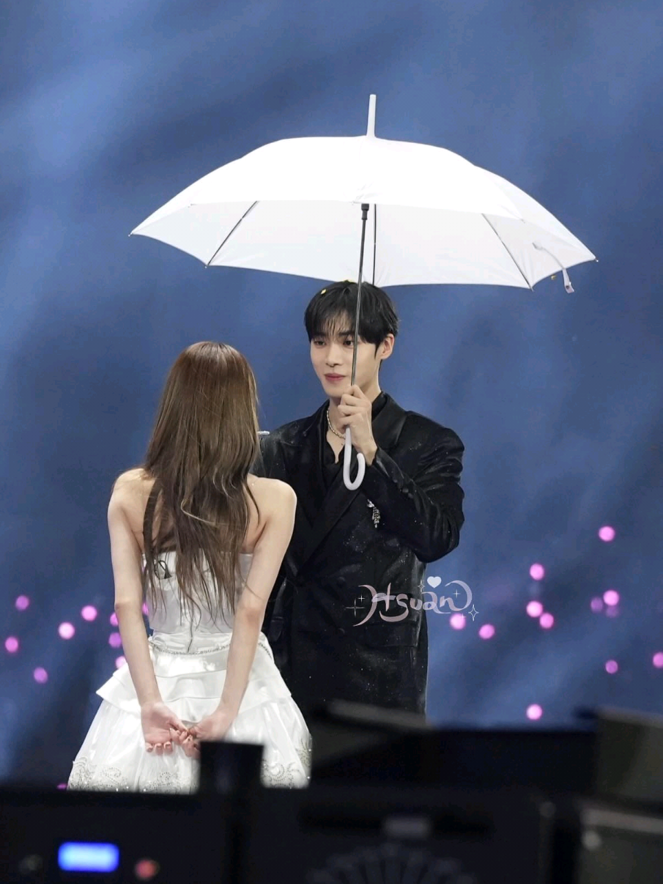 behind the scenes of Choo Young Woo's umbrella with Yana at yesterday's AAA event   🥰🥰🥰 📆 2025.12.06 📍asiaartisawards2025 📎 HOOSOO.XX  #ChooYoungWoo #추영우 #asiaartisawards2025 #aaa2025 #추영우 