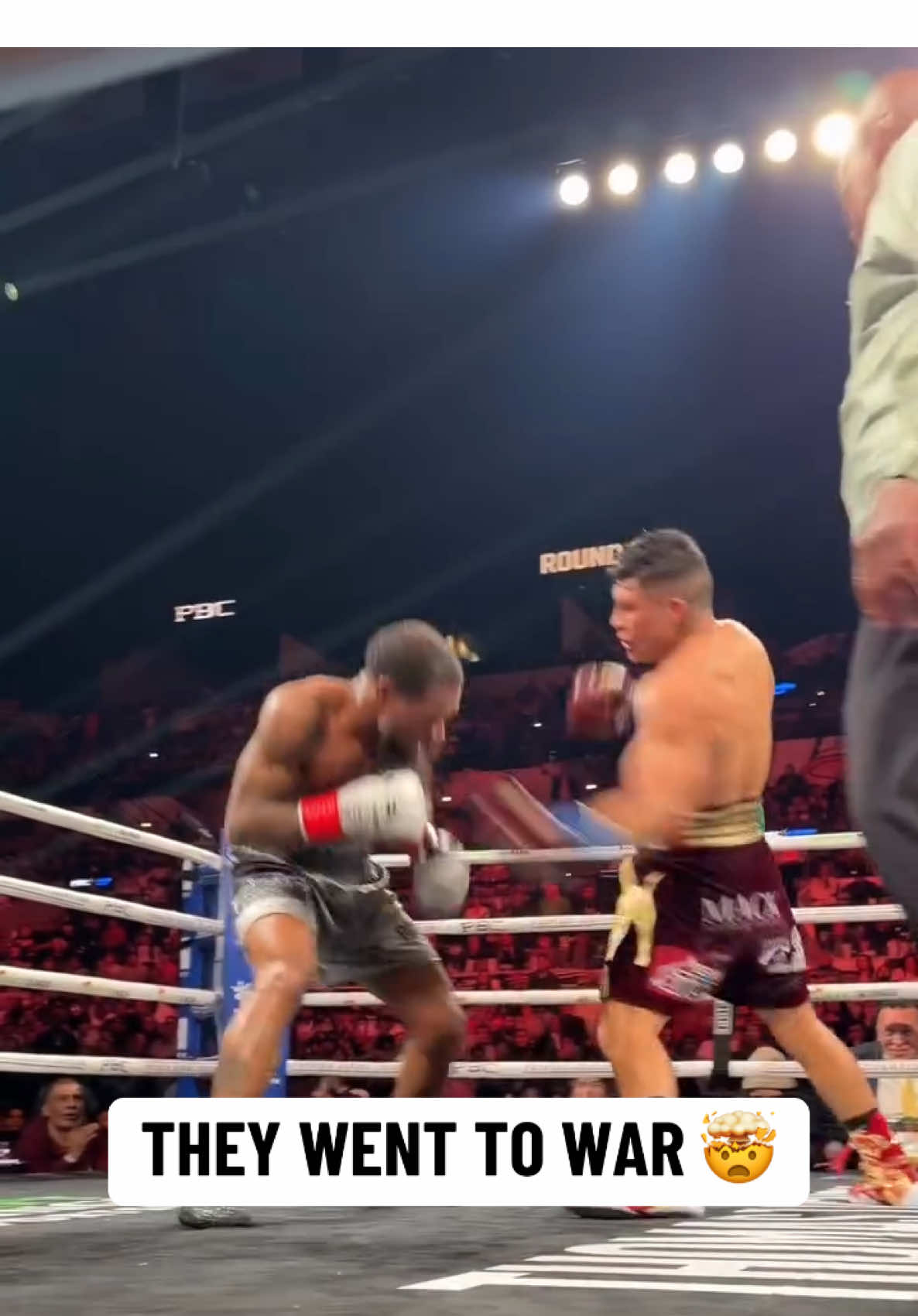 Pitbull Cruz and Lamont Roach went to 𝐖𝐀𝐑 in that 11th round 😳💥 (premierboxing)  #fyp#lamontroachh #boxing #boxingskills#boxeoo     