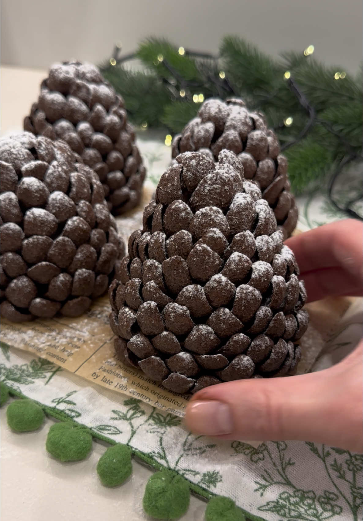 Тістечка «Шишки» до новорічного столу🎄⠀  ІНГРЕДІЄНТИ (на 4-6 шт.): ✅ 200 г печива «Савоярді» ✅ 20 г какао ✅ 150-170 г маскарпоне або крем-сиру ✅ 30 мл кави + 20 мл лікера бейліс ✅ ~ 40 г шоколадних кукурудзяних пластівців⠀ ⠀  #українськийтікток #україна #смачно #рецепт #різдво 