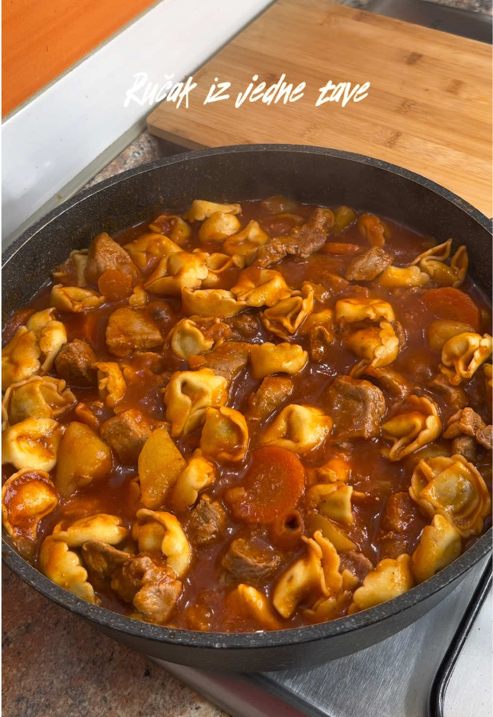 Ručak iz jedne tave🤗 700gr svinjskog mesa 1 veća šargarepa 2 krompira 1,5 kašičica soli 1 kašičica vegete pola kašičice bibera 1 kašičica mlevene paprike 1 list lovora 350ml paradajz sosa 1 veći crni luk 2-3 čena belog luka voda  ulje 350gr njoka/tortelina/makarona Postupak: Na malo ulja propržiti crni i beli luk, a zatim dodati meso i dinstati ga 15ak minuta.  Nakon 15min nalijte oko 800-900ml vode i dodajte začine i lovorov list, poklopite i krčkajte dok ne ispari većina tekućine, a zatim dodajte krompir i mrkvu naseckane na kockice i nalijte oko 600ml vode, poklopite i kuvajte dok ponovo ne ispari većina tekućine i povrće ne omekša.  U meso dodajte paradajz sos i oko 200ml vode, pa zatim dodajte testenine po želji i krčkajte uz mešanje, dok testenina ne bude kuvana.  Prijatno! 🤗 #ivaninkutak #kuhajsaivanom #recepti 