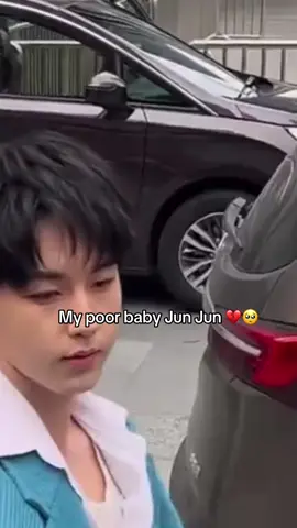 This video was recorded last month which is really weird how he had a look alike then all of a sudden THE REAL GUO JUN CHEN SHOWED UP LAST MONTH WITH BRUISING UNDER BOTH EYES 💔  #protectguojunchen  #saveguojunchen   PLEASE USE THESE HASHTAGS 
