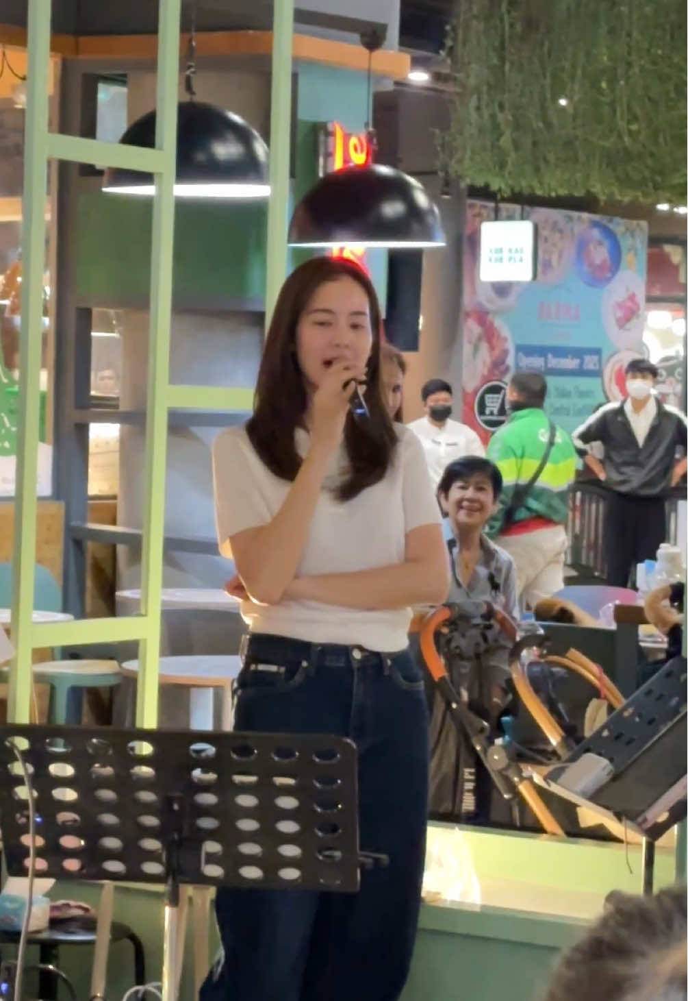 ตัวจริงก็คือสวยย ตัวเล็กๆๆๆๆ ตลก ใจดีมากๆ เดินผ่านน้องๆที่ร้องเพลงหารายได้เพื่อการกุศล เลยช่วยน้องๆที่ร้องเลยยย น่ารักมากก  #โบว์เมลดา #แฟนผมน่ารัก 