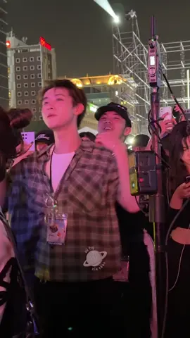 Chấn động tối nay MasonB đến ủng hộ set diễn của bố Big tại show Những Thành Phố Mơ Màng #masonnguyen #CONGB #Anhtraisayhi2025 