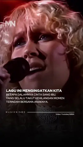Setiap orang yang pernah merasakan pelukan seorang ibu pasti bisa mengerti apa yang ingin disampaikan lagu ini. Slipping Through My Fingers bercerita tentang hal yang sangat nyata: anak tumbuh, waktu berjalan, dan tidak ada yang bisa menghentikannya. Dalam lagu ini, seorang ibu digambarkan sedang melihat putrinya bersiap pergi ke sekolah. Momen yang sederhana sekali, tapi justru membuat sang ibu sadar betapa cepatnya waktu berlalu. Ia merasa kadang tidak cukup hadir, tidak benar-benar tahu apa yang anaknya rasakan, dan tak bisa menahan waktu meski hanya sebentar. Ada sedikit rasa sesal, ada keinginan untuk mengulang momen itu, dan ada kesadaran bahwa suatu hari semuanya hanya akan jadi kenangan. Inilah yang membuat lagu ini begitu menyentuh: semua orang bisa melihat diri mereka sendiri di dalamnya. Untuk para ibu, lagu ini seperti suara hati yang selama ini mereka simpan. Untuk anak-anak—apalagi yang kini sudah dewasa—lagu ini mungkin mengingatkan pada masa kecil: sarapan pagi, bergegas ke sekolah, dan ibu yang diam-diam memperhatikan. Ada rasa hangat yang bercampur sedih. Nostalgia yang membuat kita sadar bahwa masa kecil dan waktu bersama ibu adalah hal yang paling cepat berlalu. Gimana menurut kalian? #musiknisme #slippingthroughmyfingers #abba 