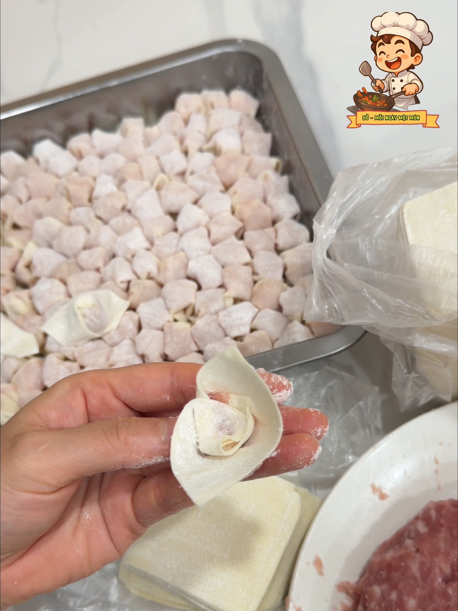 Chia sẻ cách gói hoành thánh kiểu hoa. Từng nếp gấp đều đòi hỏi sự tỉ mỉ và khéo léo, nhìn thôi đã thấy mê rồi. #ĐỗMỗiNgàyMộtMón #HoànhThánhHoaHồng #GóiBánhThủCông