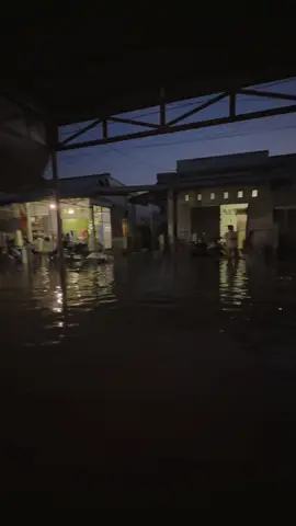 Năm nào cũng chịu cảnh này haizz 🤦🏻‍♀️🤷🏽‍♀️🌊🫂💞#xuhướng #nướclũ #miennam #bão #biển 