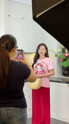 Mọi người hỏi sao video tui sáng, sao edit như tui vẫn không sáng bằng. Thì cam thường video gốc của tui vốn sáng căng đét thế này rồi mò. Ánh sáng phòng đấu thêm 4 cái đèn trợ sáng vào mặt , sạm hết cả da huhu không sáng nữa là xỉuuuuu