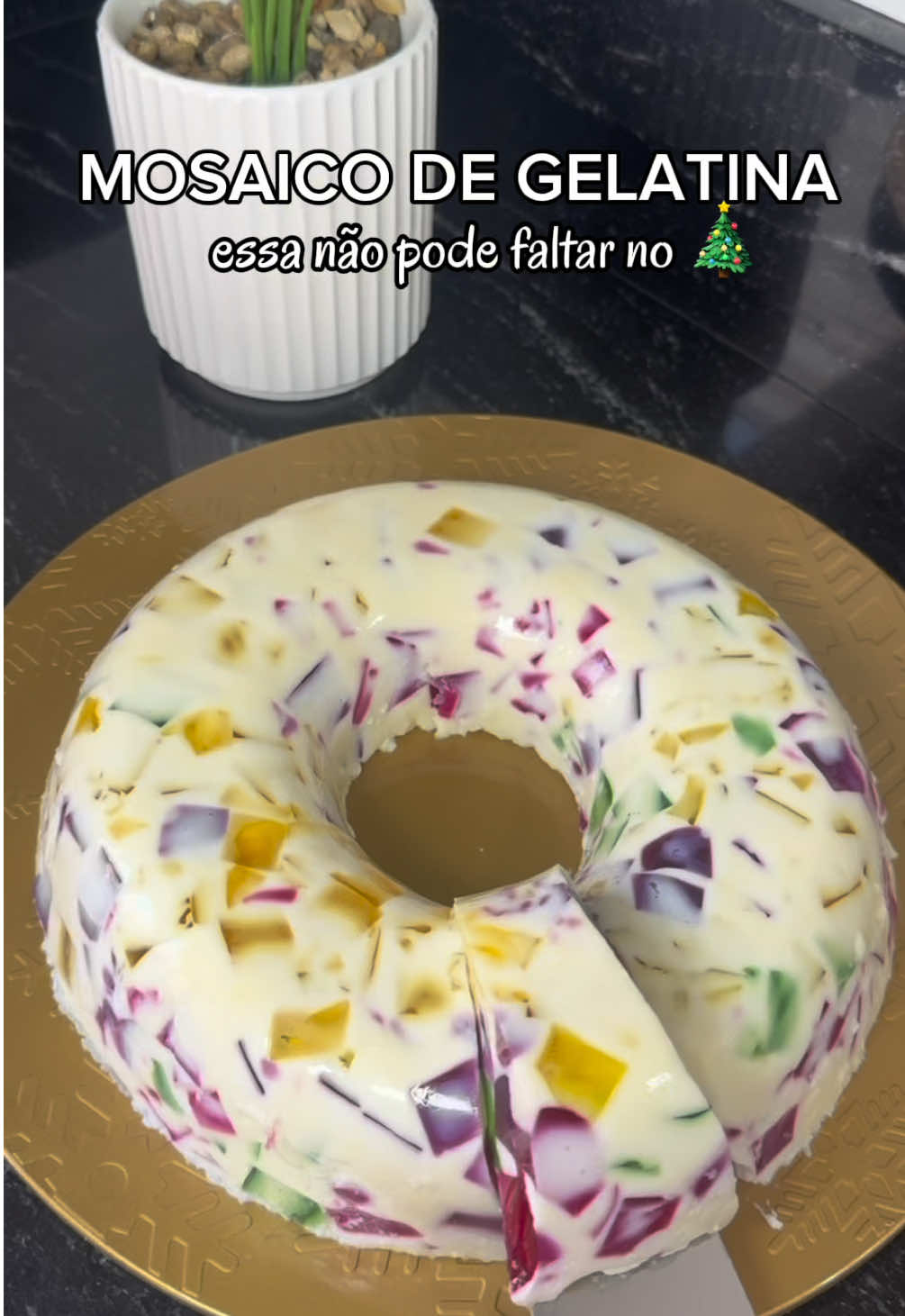 RECEITAS DE NATAL🎄 | parte 5 Gelatina mosaico, receita fácil que não pode faltar✨ Ingredientes: •4 gelatinas coloridas, preparadas com 150ml de água quente e 150ml de água gelada, deixe gelar até endurecer •1 gelatina sem sabor •1 leite condensado •1 creme de leite •meia caixinha de (leite condesado) de Leite •3 colheres de leite ninho Modo de preparo no vídeo ✅ #gelatina #gelatinamosaico #natal #sobremesa #receitasimples 
