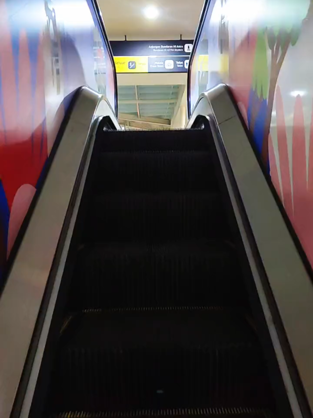 tinggal kalian edit ulang aja lagi (diizinkan) baru banget touch down Jakarta,  . . . jantung kota jakarta bundaran HI , halo everybody netizen dan warge jakarte dan se-Indonesia 🤩😁😆 jgn lupa istirahat bsk senin kerja lagi ..🔥😌#fyp #viral  #tiktoktravel #JalanJalan #trending #estetik #jakarta