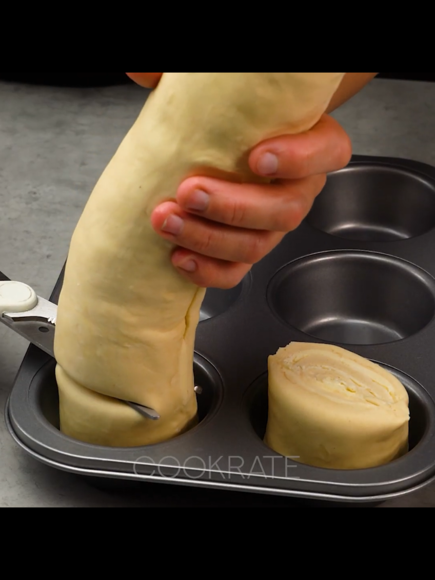 ستختفي في لحظة! الحلوى الكريمية المثالية المصنوعة من عجينة الباف باستري المقادير زبدة لينة: 180 جرام العجينة المورقة : 900 جرام الحليب: 20  مل كريمة مخفوقة : 350  مل سكر بودرة: 120 جرام كريمة الجبن : 260 جرام برتقال: 1 قطع سكر : 70 جرام نشا الذرة : 3 جرام الماء: 60  مل الصلصة ليمون: 1 قطع بالإضافة إلى ذلك مكعبات الثلج : 5 قطع الحليب: 200  مل شوكولاتة الحليب: 40 جرام قهوة سريعة الذوبان : 8 جرام عسل: 15 جرام#اكلات_سريعة #ايطاليا_اسبانيا_فرنسا_المانيا_هولاندا #deutschland🇩🇪 #اسبانيا🇪🇸_ايطاليا🇮🇹_البرتغال🇵🇹 #هولندا_امستردام_اوترخت_لاهاي_ورتردام 