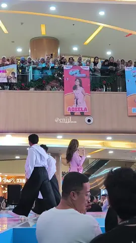 di tengah sorak sorai kagum yang terdengar after aqeela tampil, aku salfok liat papi dimas, seorang ayah yang sangat bangga dengan anaknya... how being love🥹🥹🥹 #aqeelacalista #agz #dimassinggih 