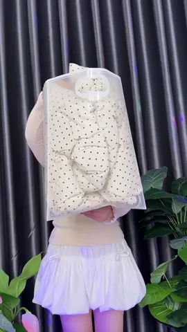 Áo khoác phao họa tiết chấm bi cổ cao