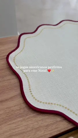 Jogos americanos em vermelho e verde, com bordado em lurex que traz brilho e elegância para a mesa de Natal 🤎✨ 🎄 Compre pelo TikTok Shop ou visite nossa loja física em Moema: Alameda dos Nhambiquaras, 1388. #decor #natal #mesaposta #christmasdecor #thecozyhome    